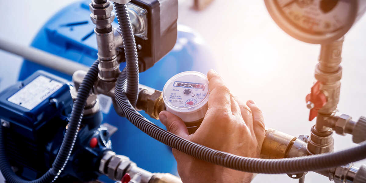 which plumbing device prevents backflow